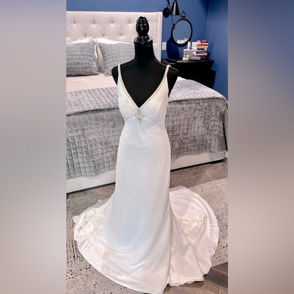 Galina David’s Bridal V9178, Size 8, Ivory, train can be bustled with 3 loops. - Picture 1 of 15